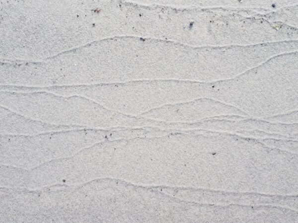 Weißes Strandtuch mit Linienmuster