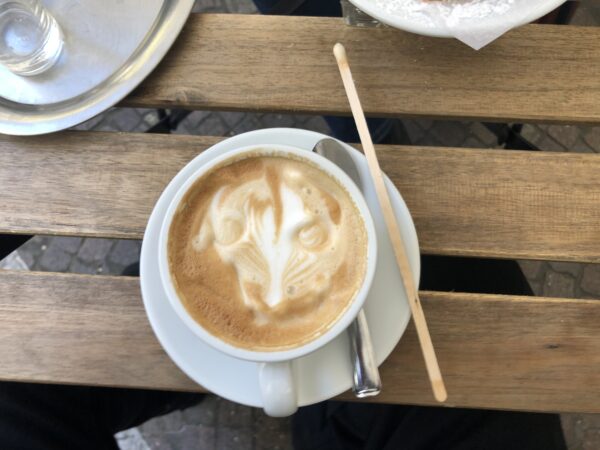 Afrikanischer Cappuccino mit Tiermotiv