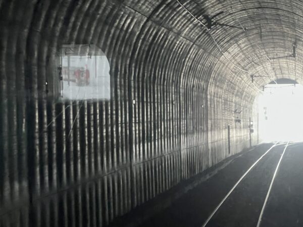 Bahntunnelausgang am Oberalbpass der Rhätischen Bahn