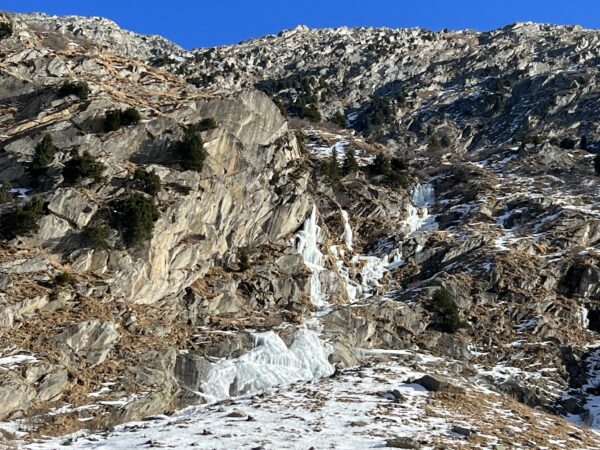 "Kristallines Alpen-Eis-Wasserfall im Surselva Tal am Lukman