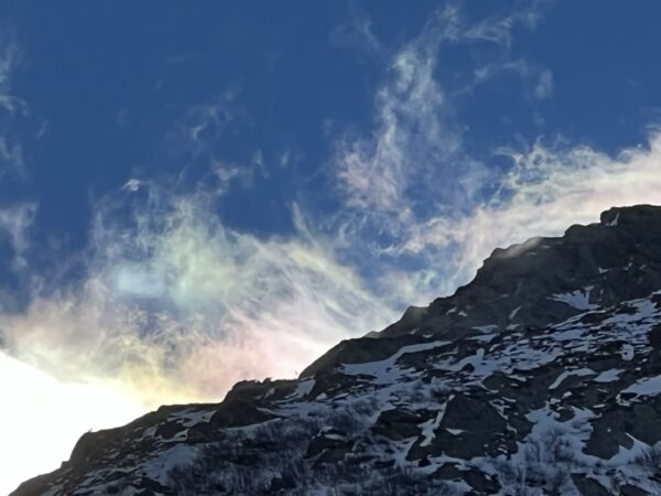 "Farbige Spiegelung des Felsgrats am Medel-Gletscher in S