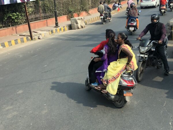 Motorrad-Deko-Paar in Gelb und Rot im Indien-Stil