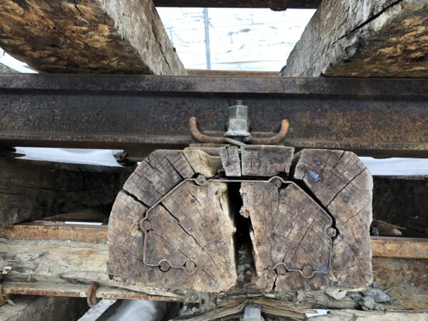 "Eisenbahnschwellen aus Eisen zur Fixierung der Schienen im Schotterbett – Bild 10