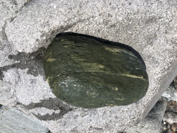 Grünlicher Stein aus dem Rhein bei Disentis