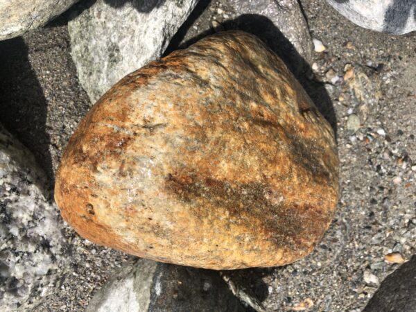 Rötlicher Granitstein aus dem Rhein bei Disentis