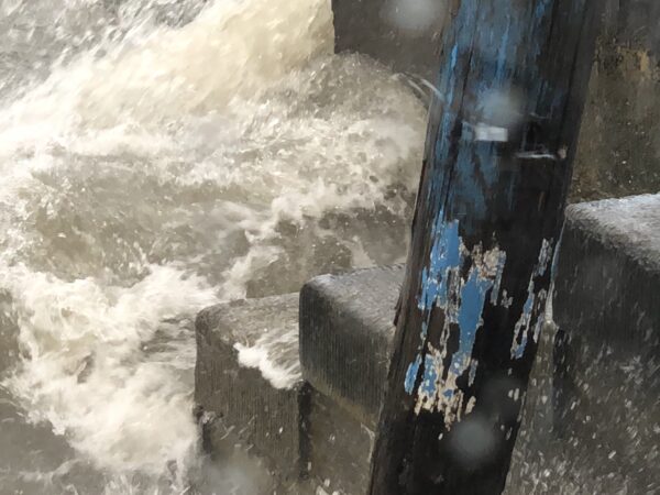 Iseo See Sturm mit Blauem Hintergrund