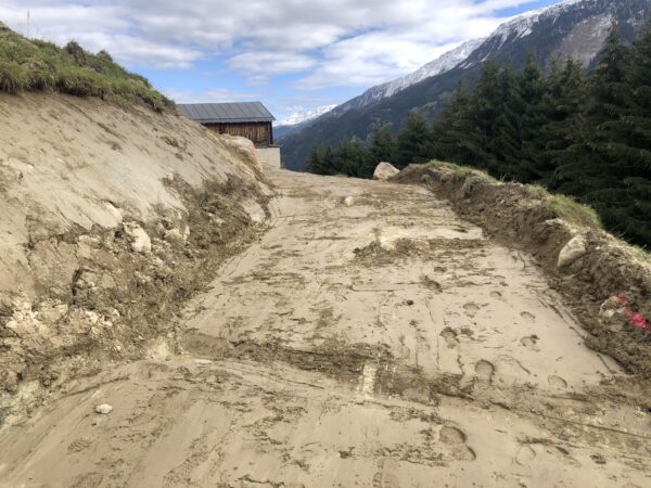 Geglättete Lehmstrukturen für Straßenbau in Disentis