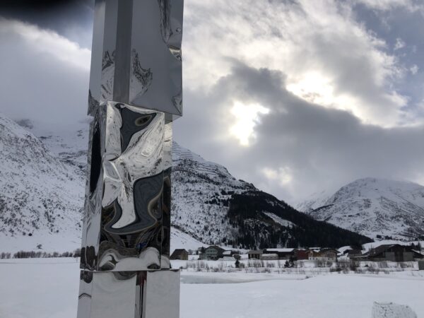 "Schneespiegelung auf dem Andermatt Golfplatz mit 2 dunklen Wol