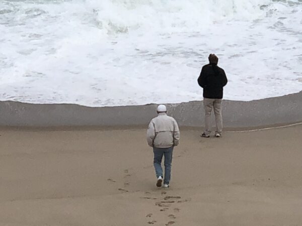 Männer am Strand von Lissabon - Fotodruck