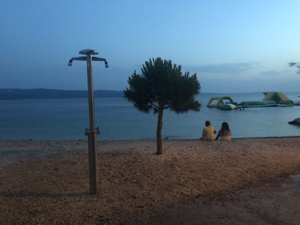 "Paar-Ansicht in Abendstimmung in Prizna, Kroatien