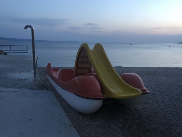 "Stilleben eines Kinderspielplatzes am Strand in Trogir, Kroatien