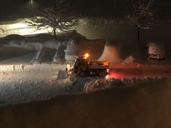 Hochwertiger Roter Schneepflug für den Winter